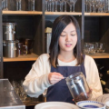 娱乐吃瓜酱大学老师,走红后理智回应，强调教书育人职责